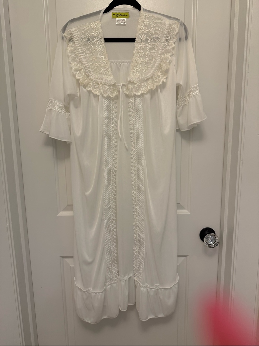 Elegant White Lace-Trim Robe with Feminine Ruffle Collar